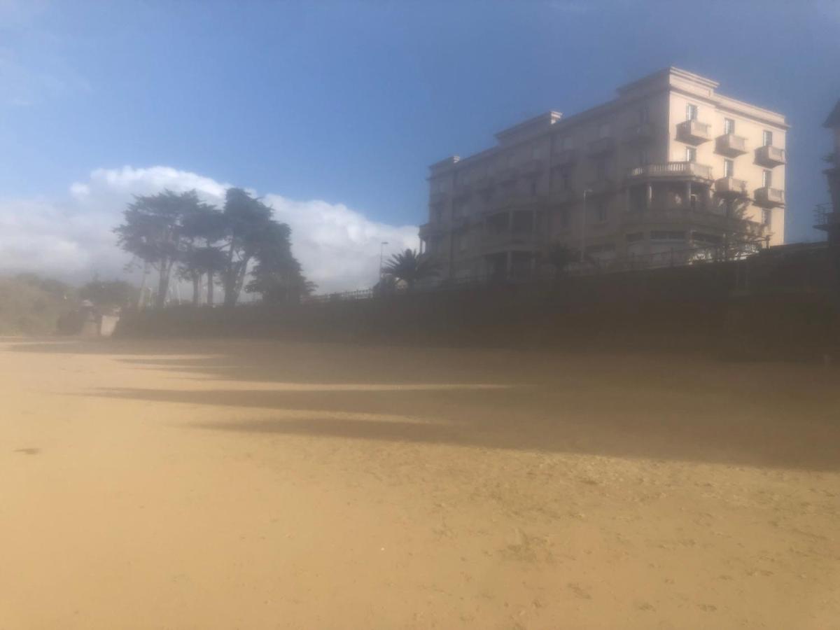 One Bedroom Flat with Large Balcony overlooking the sea in an Art Deco building - B&B Saint-Lunaire