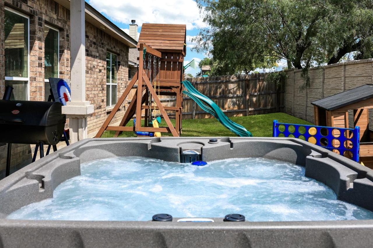 Hot Tub Near Sea World Bbq Yard Games Swing Set - Bed and Breakfast San Antonio