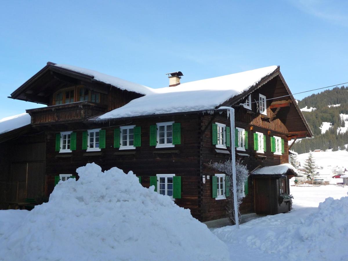 Tirolerhaus Tannheim - zentral und ruhig - gemütliche Dachgeschosswohnung mit separater Küche, Schlafzimmer & Charme - ab 7 Tage buchbar - Bed and Breakfast Tannheim