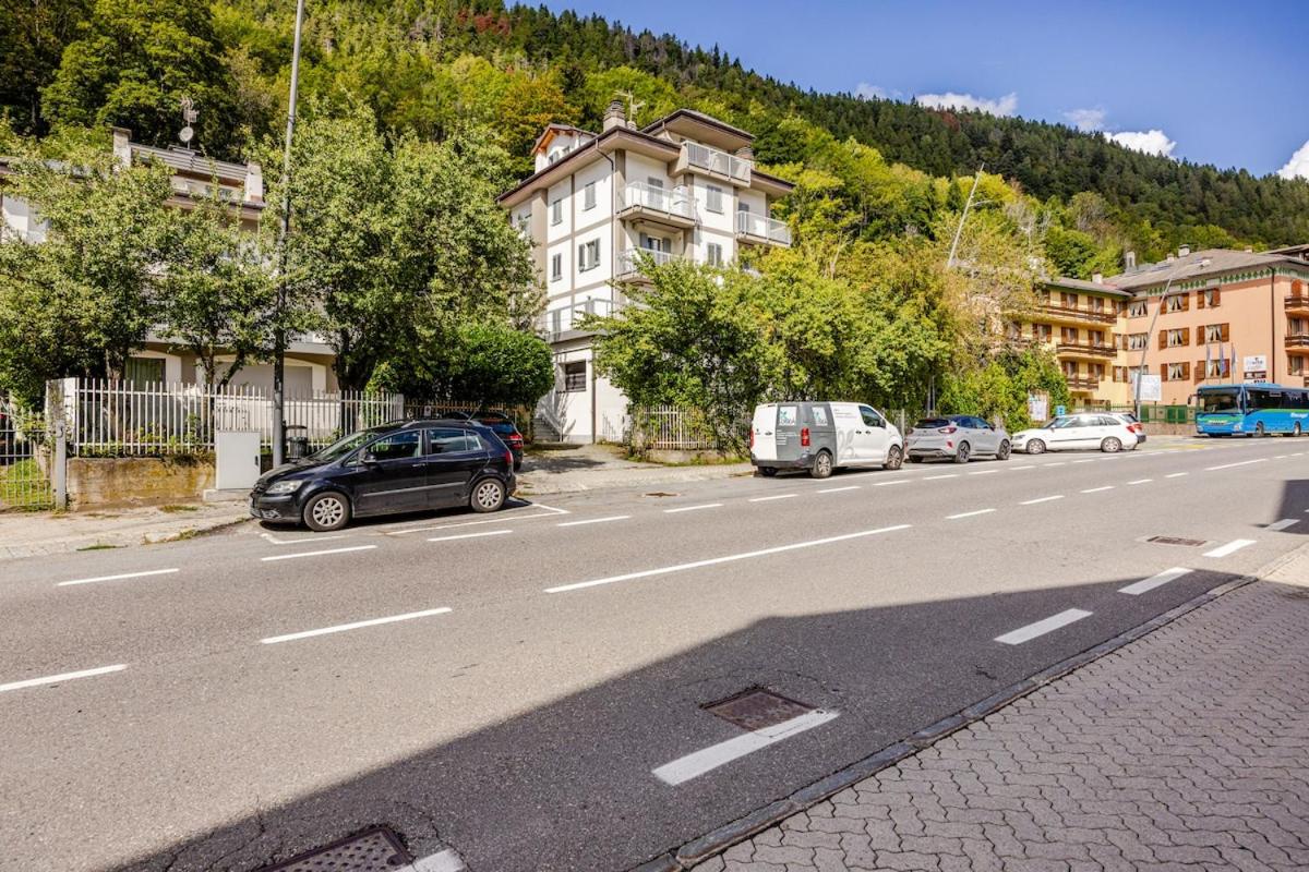 Chalet Moderno Aprica - vicino alle piste e parcheggio incluso - Chambres d'hôtes Aprica