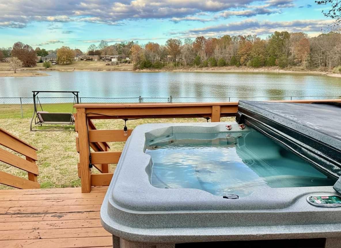 3BR Lakefront in Nashville with BBQ & Hot Tub - B&B Nashville
