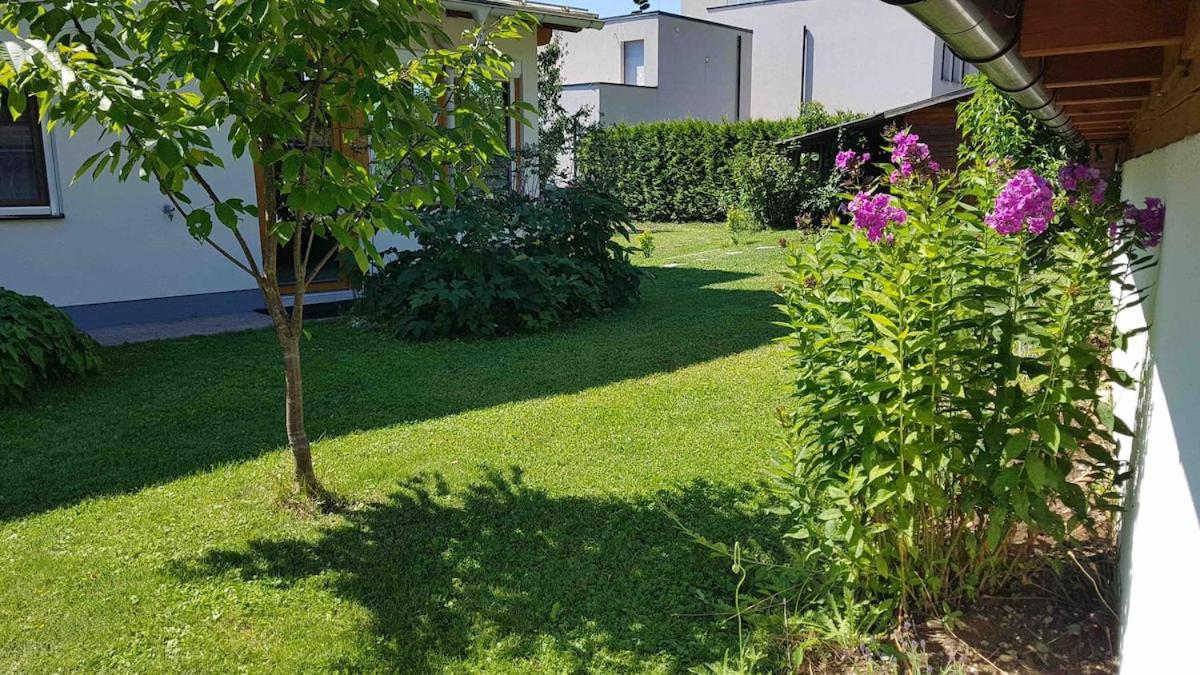 Appartement GARTEN byTILLY - Gartenwohnung mit Terrasse - in den Hügeln über Velden - idyllische Waldrandlage - 3 Autominuten ins Zentrum und zum Wörthersee - Carportparkplatz - Waschmaschine & Trockner - Smart TV - WLAN - B&B Göriach