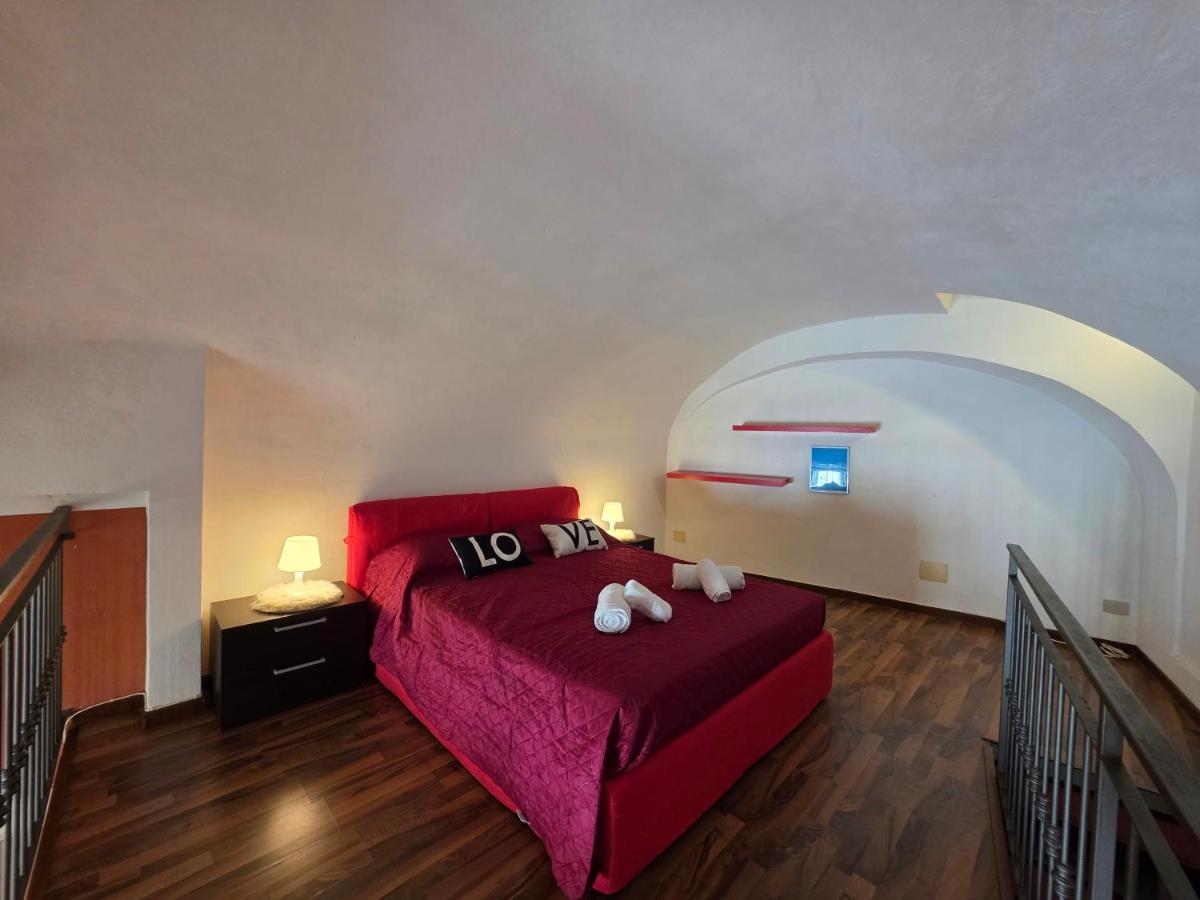 Old Town, Loft with Square View - Bed and Breakfast Toirano