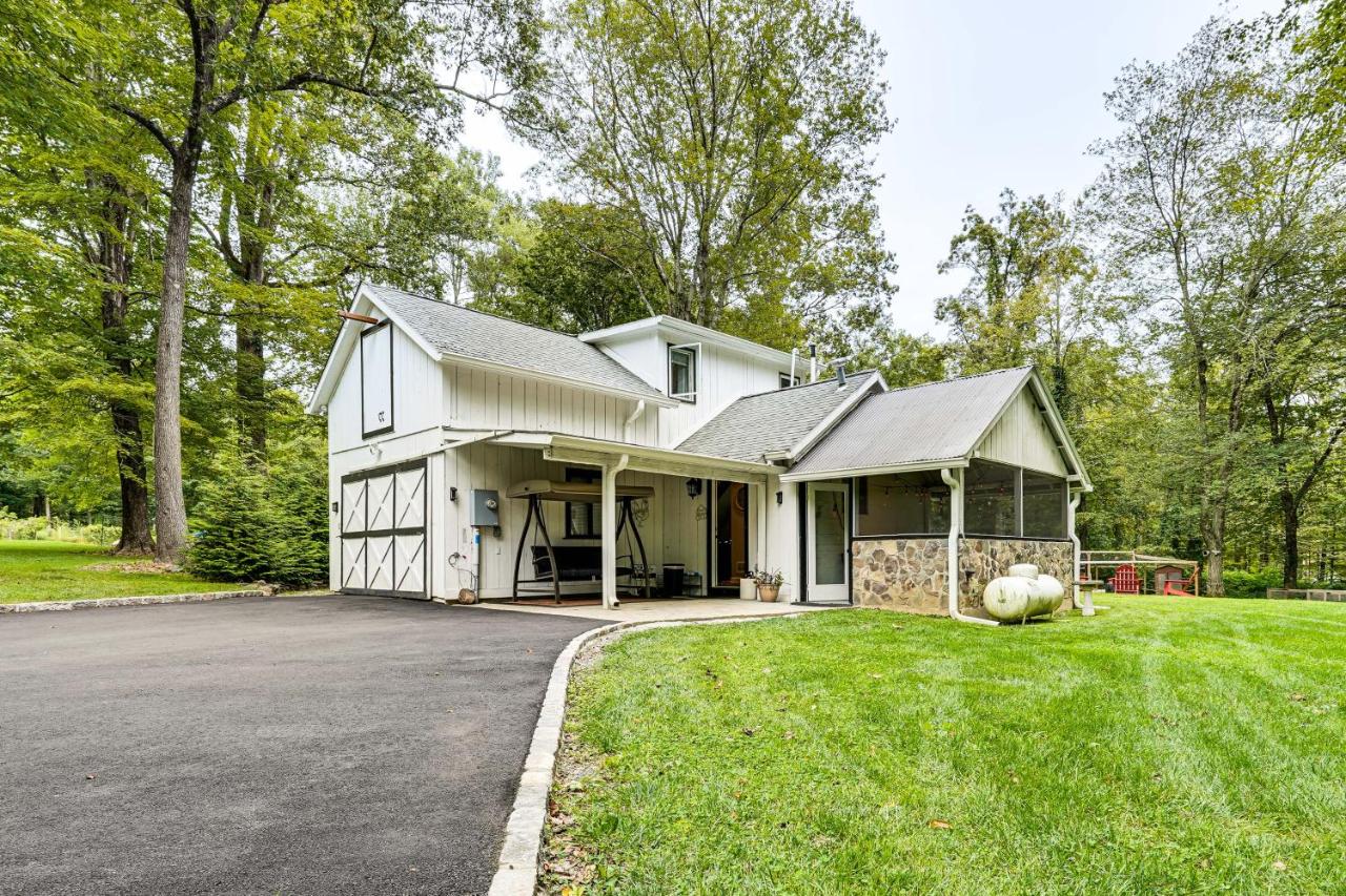 Chickens On-Site Cottage, 2 Mi to Saugatuck Falls - B&B Redding