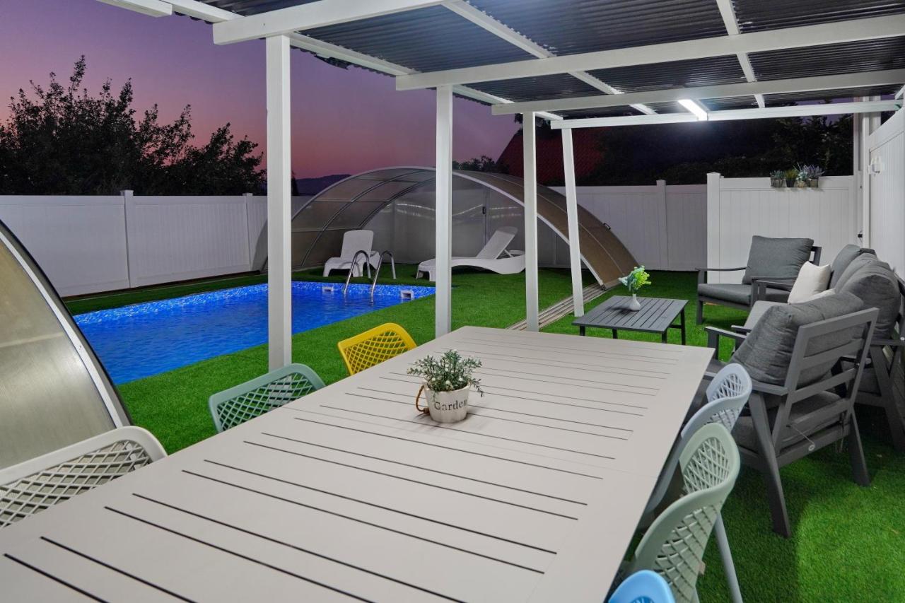 Avraham - בקתות מעל הואדי - B&B Manot