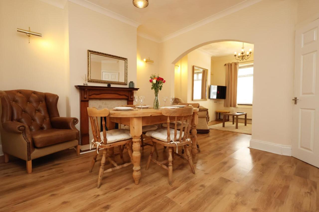 Spacious 3 Bedroom Home In The Heart Of Port Talbot By EKLIVING - Short Lets & Serviced Accommodation - B&B Port Talbot