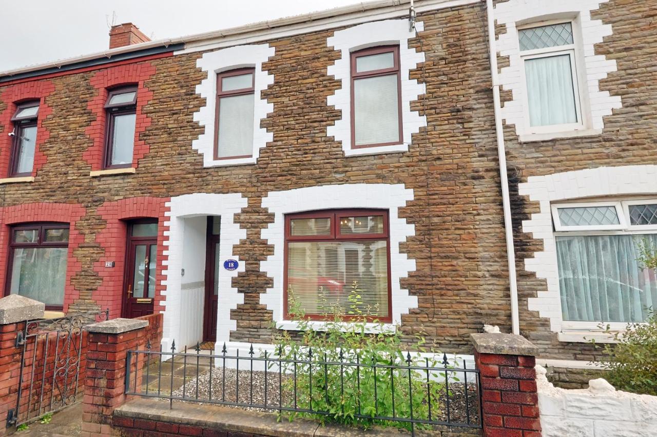 Spacious 3 Bedroom Home In The Heart Of Port Talbot By EKLIVING - Short Lets & Serviced Accommodation - Bed and Breakfast Port Talbot