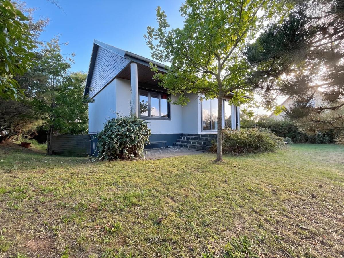 Maison atypique -Jardin, terrasse & cabane perchée - B&B Varaville