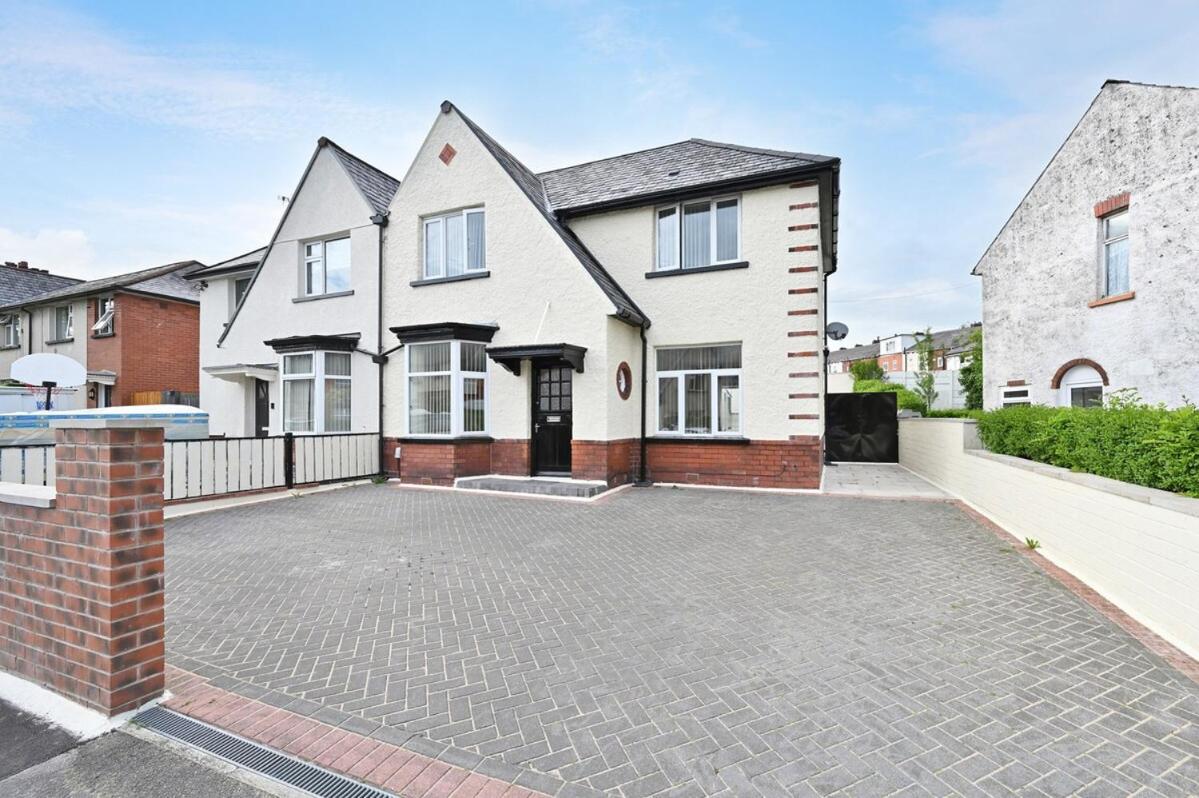Sleek and Stylish 3 Bed in Bolton-Garden-Parking - B&B Bradshaw