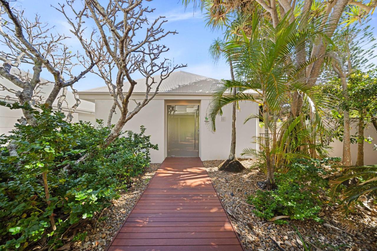 The Bungalow - Peaceful Hideaway Steps from the Sea - Bed and Breakfast Caloundra