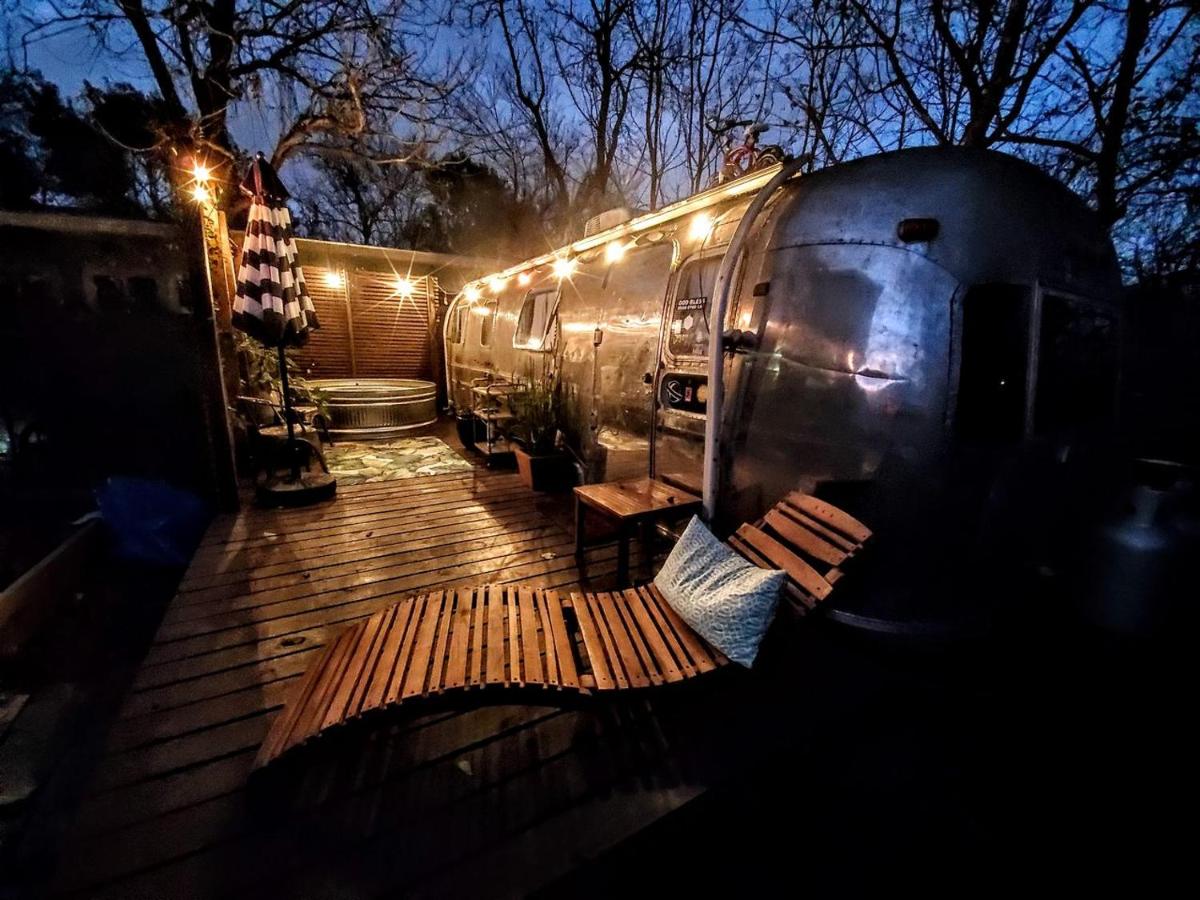 Sleek Retro Airstream Rental for Glamping for Two near Downtown Austin - Ferienwohnung Austin