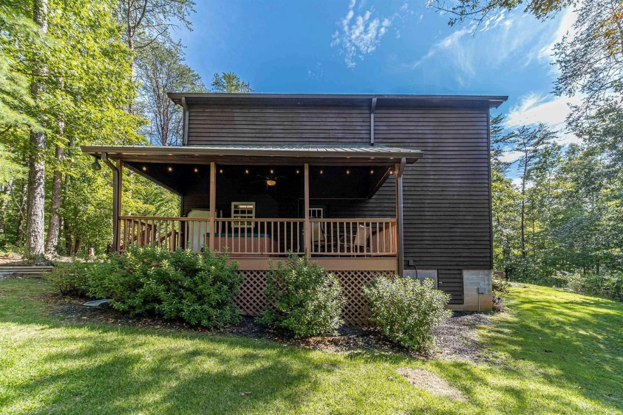 Impressive Cabin with Fireplace and Hot-tub in Sautee Nacoochee, Georgia - B&B Helen