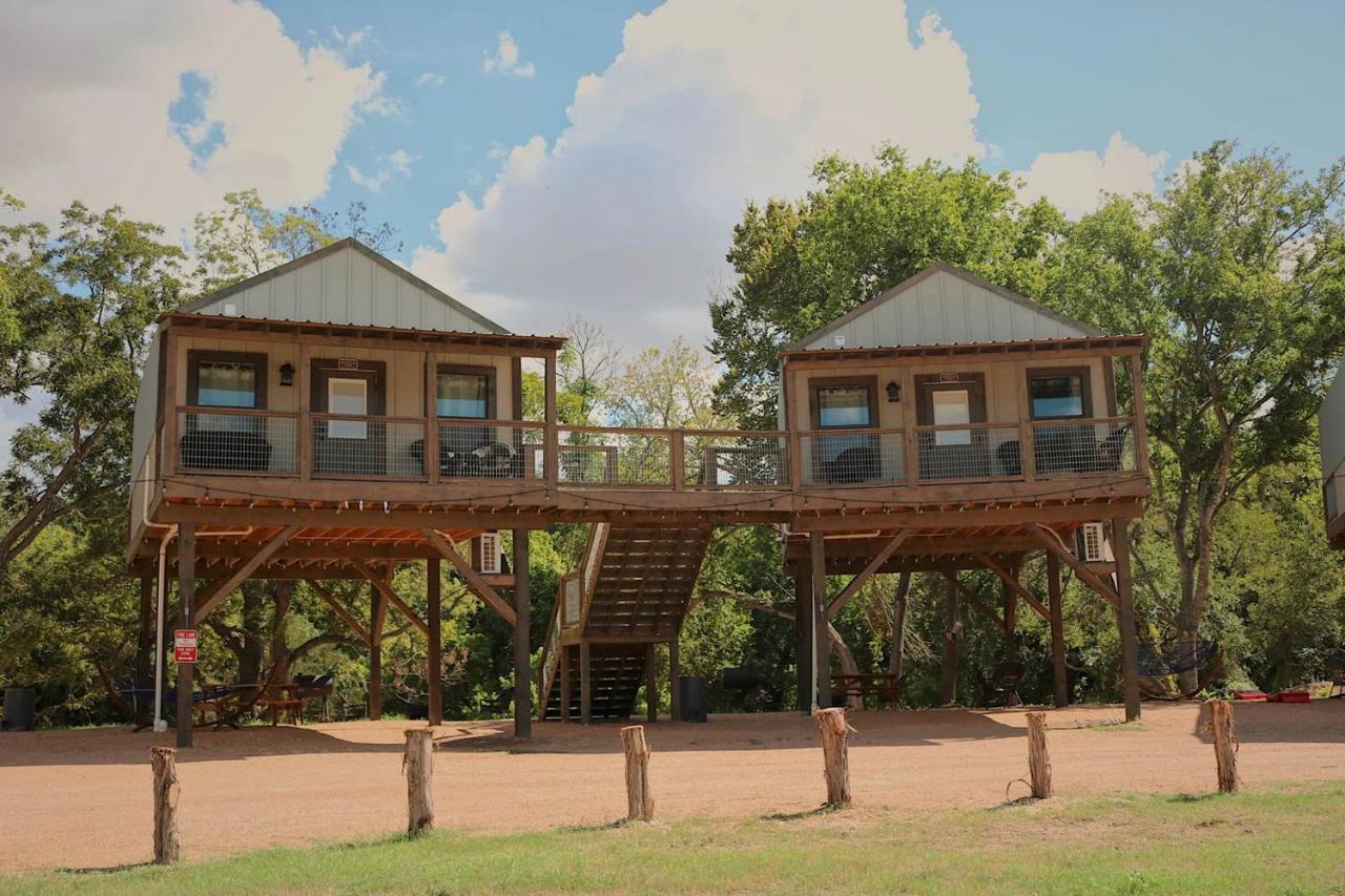 Texas Waterside Escape: Glamping Holiday in a Tented Cabin with Shared Comforts - B&B Cibolo