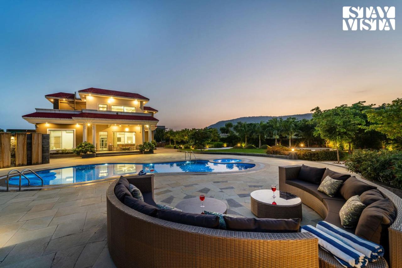 StayVista at Vacanza Villa - Pool, Lawn & Theatre - B&B Jaipur