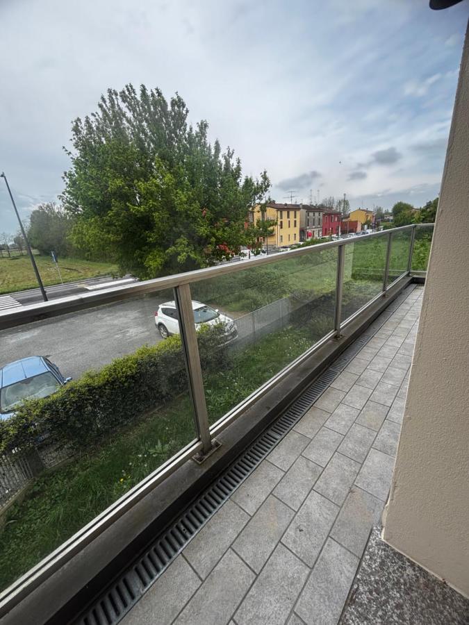Modern Apartment with Balcony 2 Bedrooms & 2 Bathrooms near Cremona Fair - Chambres d'hôtes Crémone