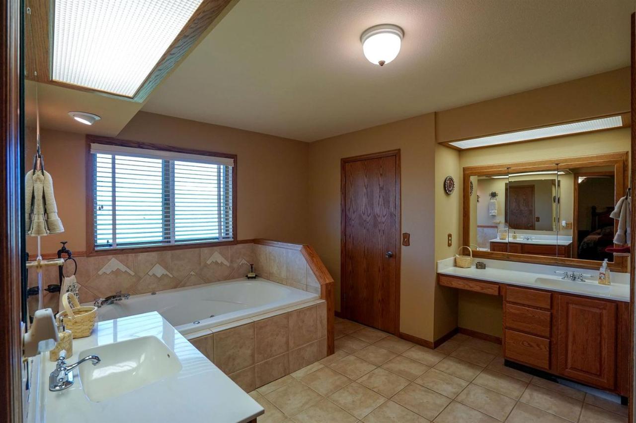 Rural Cabin Rental near Madison River in Ennis, Montana - B&B Ennis