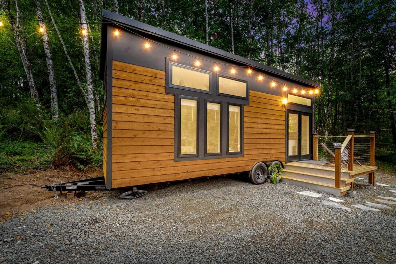 Breathtaking Tiny House with Jacuzzi and Outdoor Shower in Washington - Bed and Breakfast Rochester