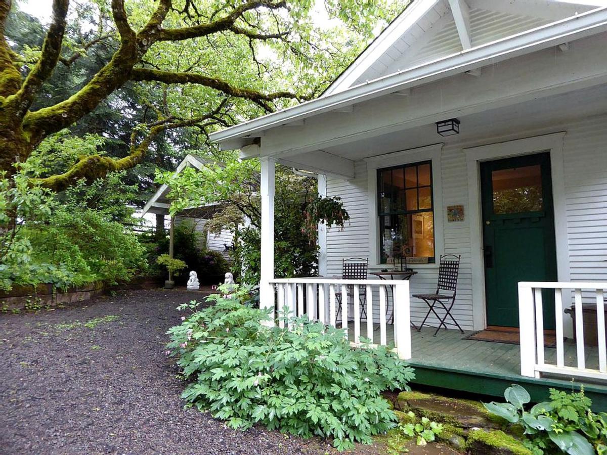 Idyllic Cottage on Organic Farm near Silver Falls State Park, Silverton, Oregon - B&B Silverton