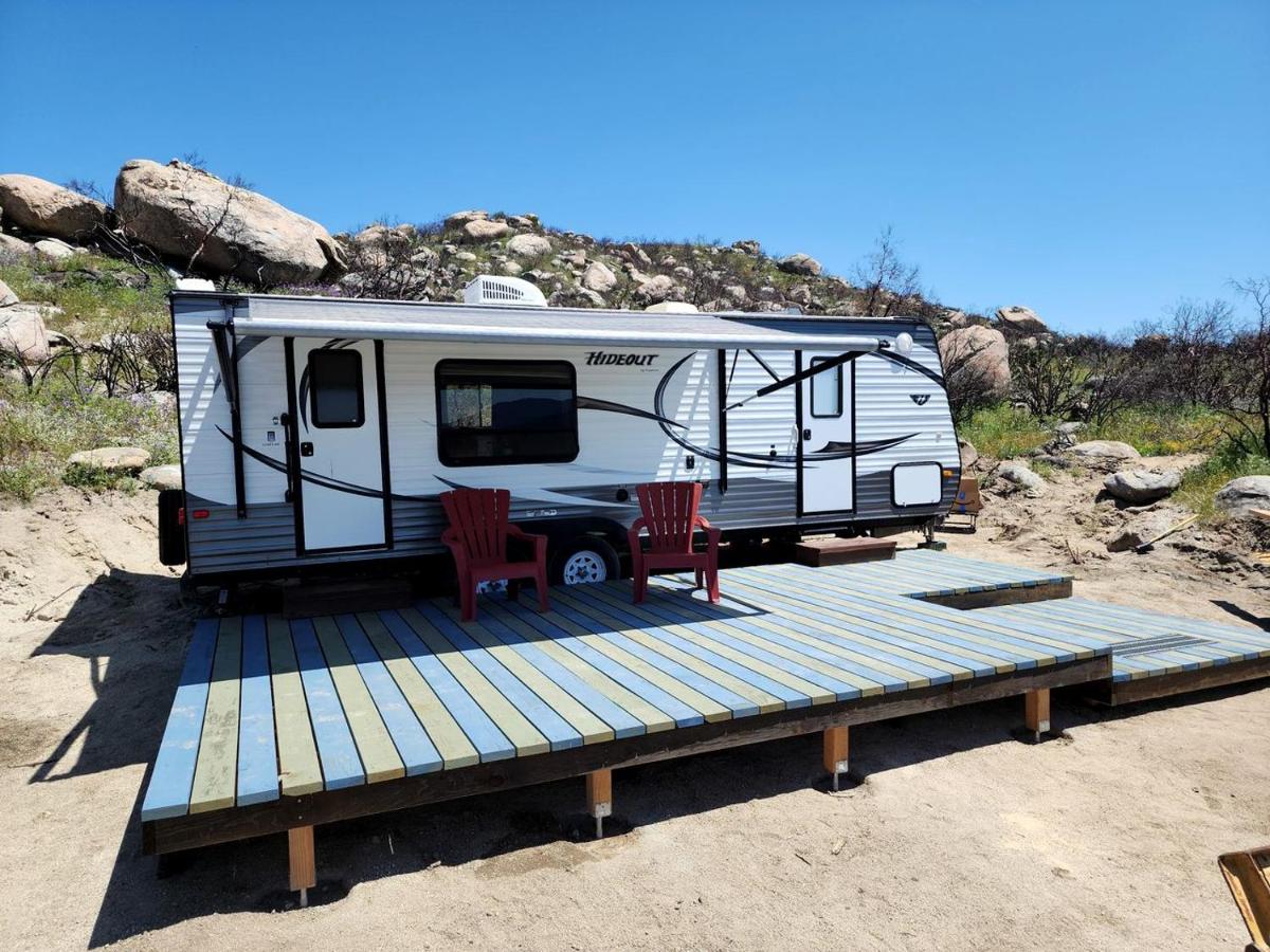 Quaint Caravan Amazing for a Glamping Experience and Hiking in Temecula, California - Bed and Breakfast Aguanga