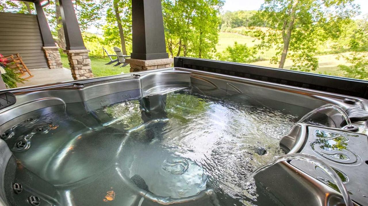 Sweet Private Cabin with Jacuzzi and Fire Pit in Ohio - B&B Sugarcreek