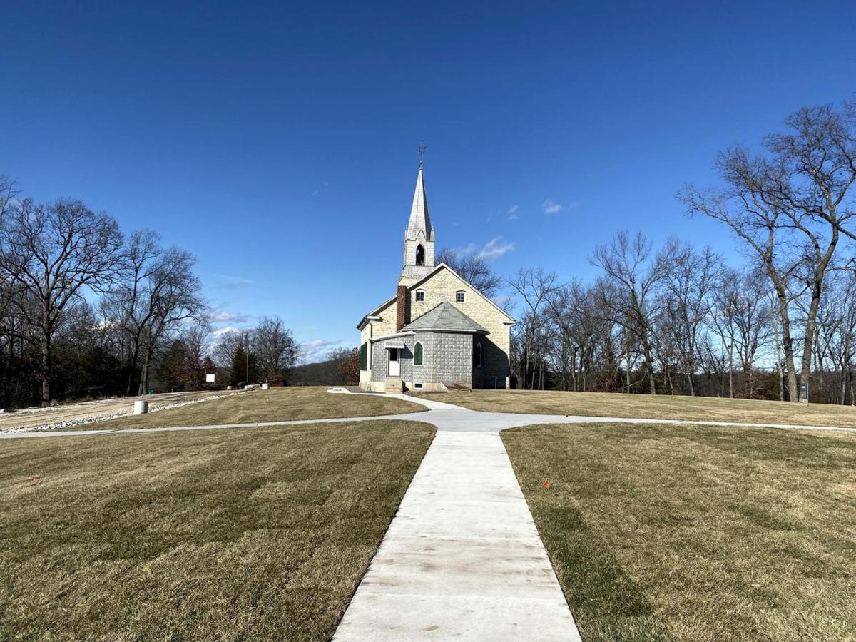 Tranquil Retreat to the Woods: Beautiful Family-Friendly Cottage near Owensville, Missouri - B&B Bay