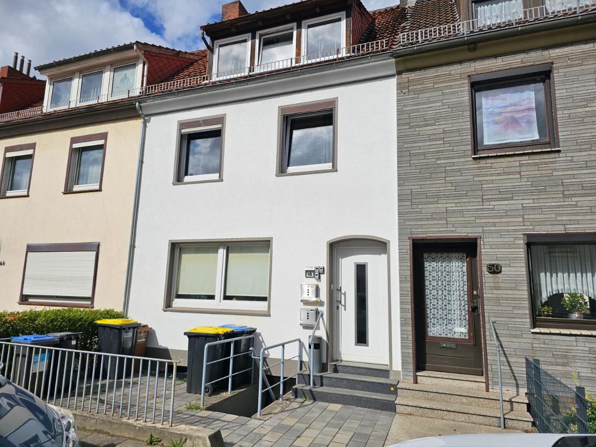 Monteurhaus mit zwei Wohnungen in Bremen-Mitte, Parkplatz & WLAN - Chambres d’hôtes Brême