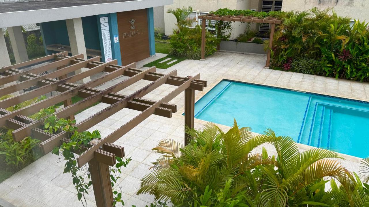 Vive Luxe Condo w Pool & 247 Security near Airport - Bed and Breakfast D’Abadie