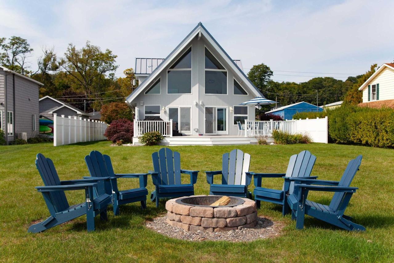 Katies Cottage Lakefront Stay with Hot Tub and Kayaks - B&B Geneva