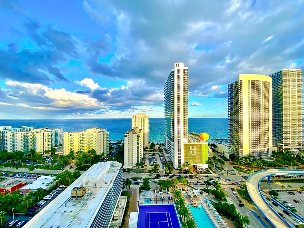 Luxury apartment with endless ocean views -Daily resort fee and parking not included- - Ferienwohnung Hollywood
