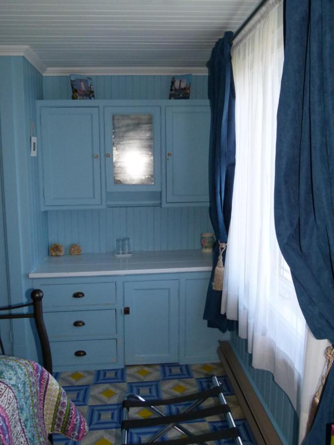 Habitación con cama grande