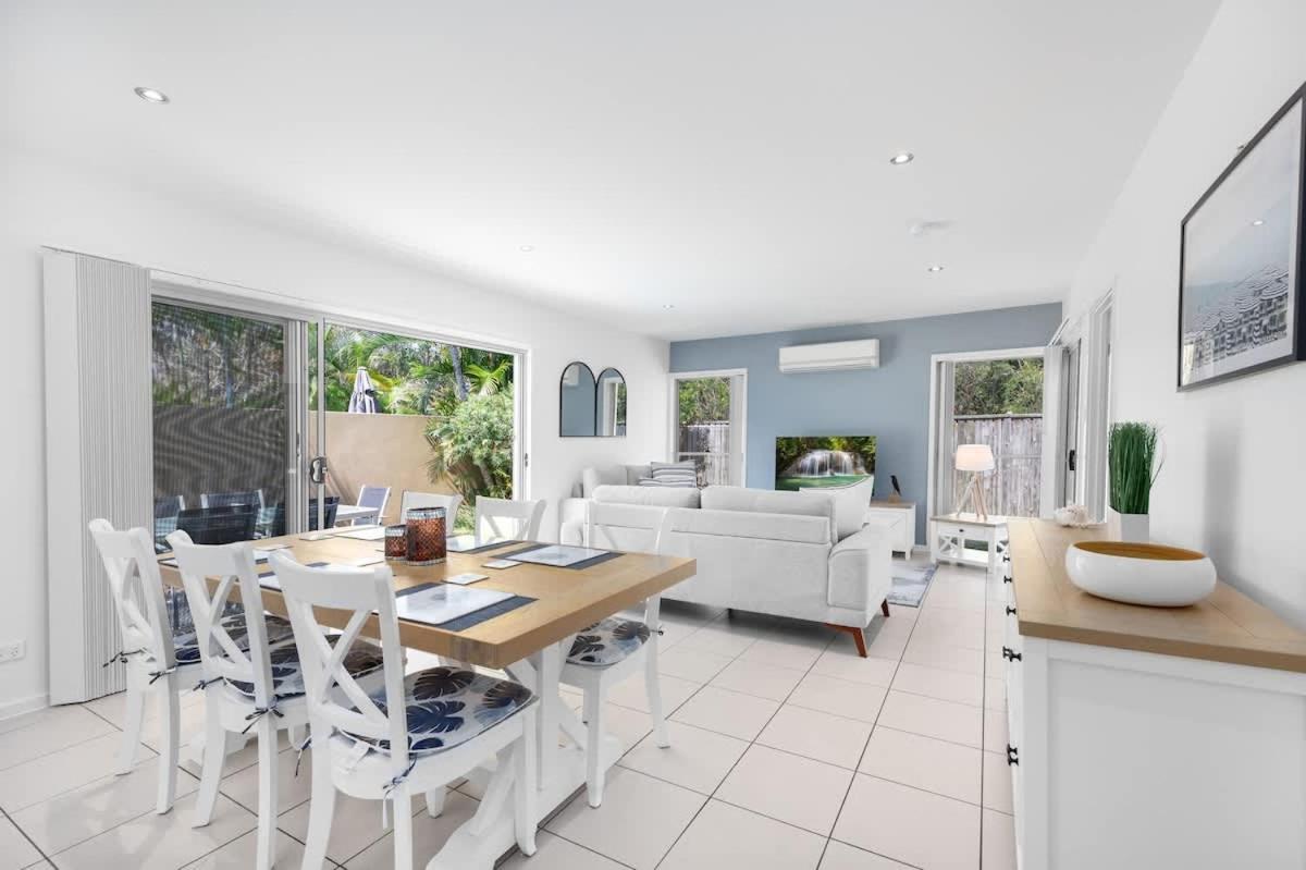 Private Poolside Villa - B&B Urangan