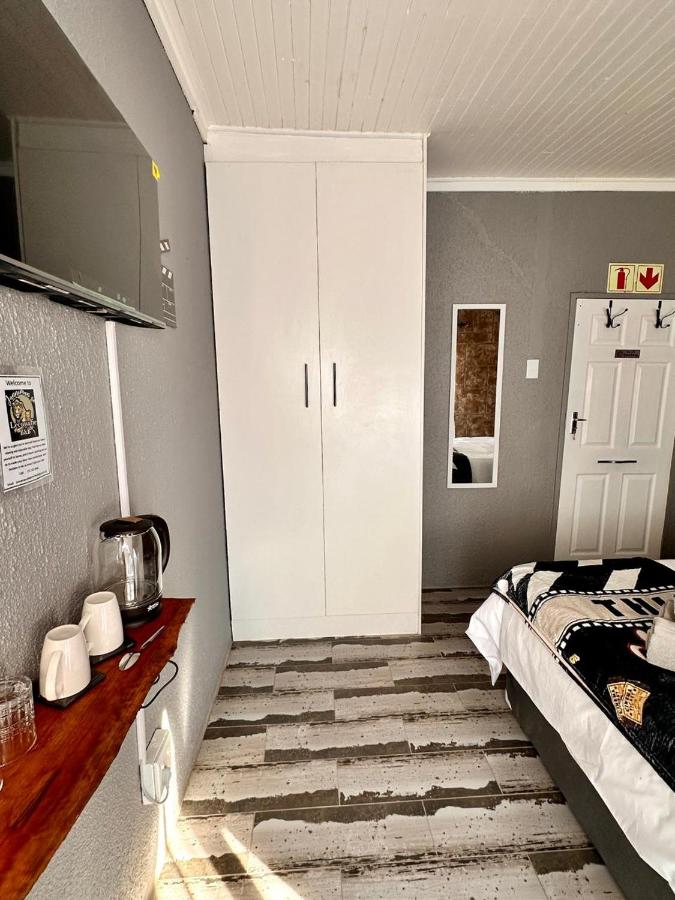 Tweepersoonskamer met 2 Aparte Bedden en Gedeelde Badkamer