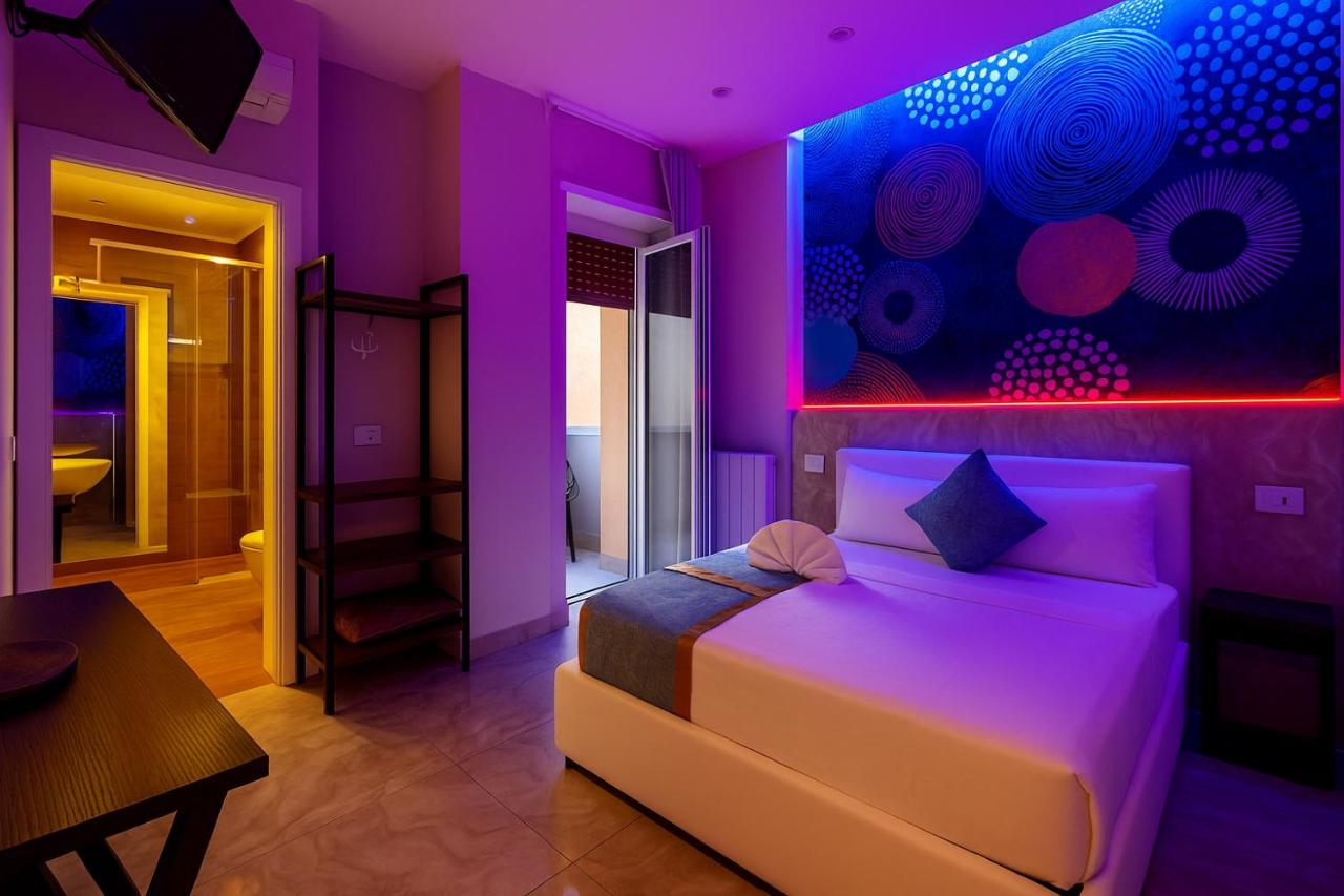 Zimmer mit Queensize-Bett und Balkon