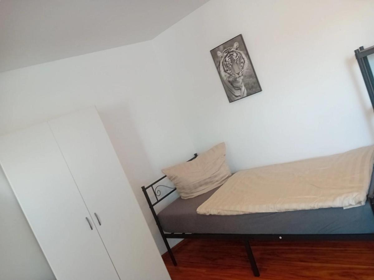 Stellas Monteurwohnungen - B&B Crimmitschau