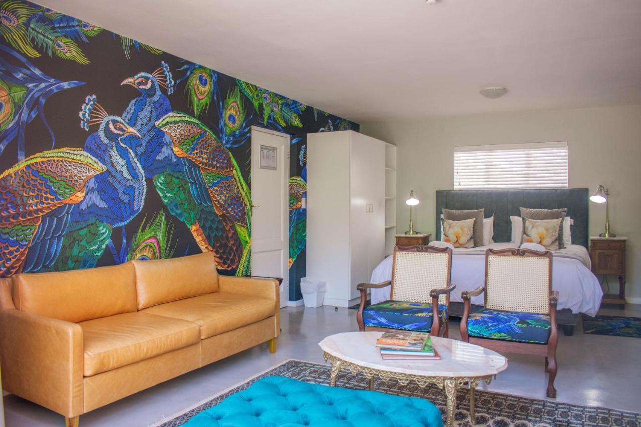 Habitación con cama extragrande y balcón