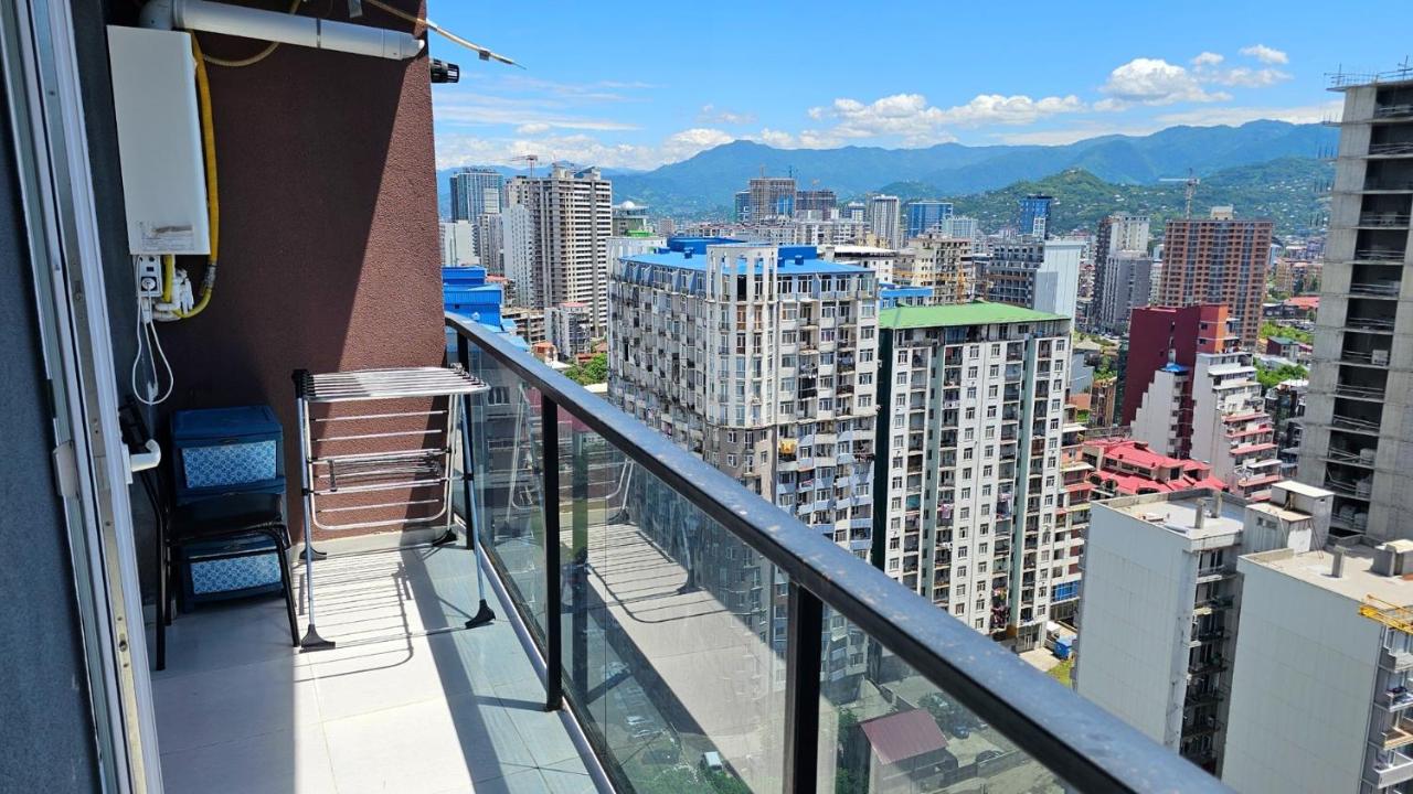 24homebatumi-2210 by the sea with views of the city and mountains - Chambres d'hôtes Batoumi