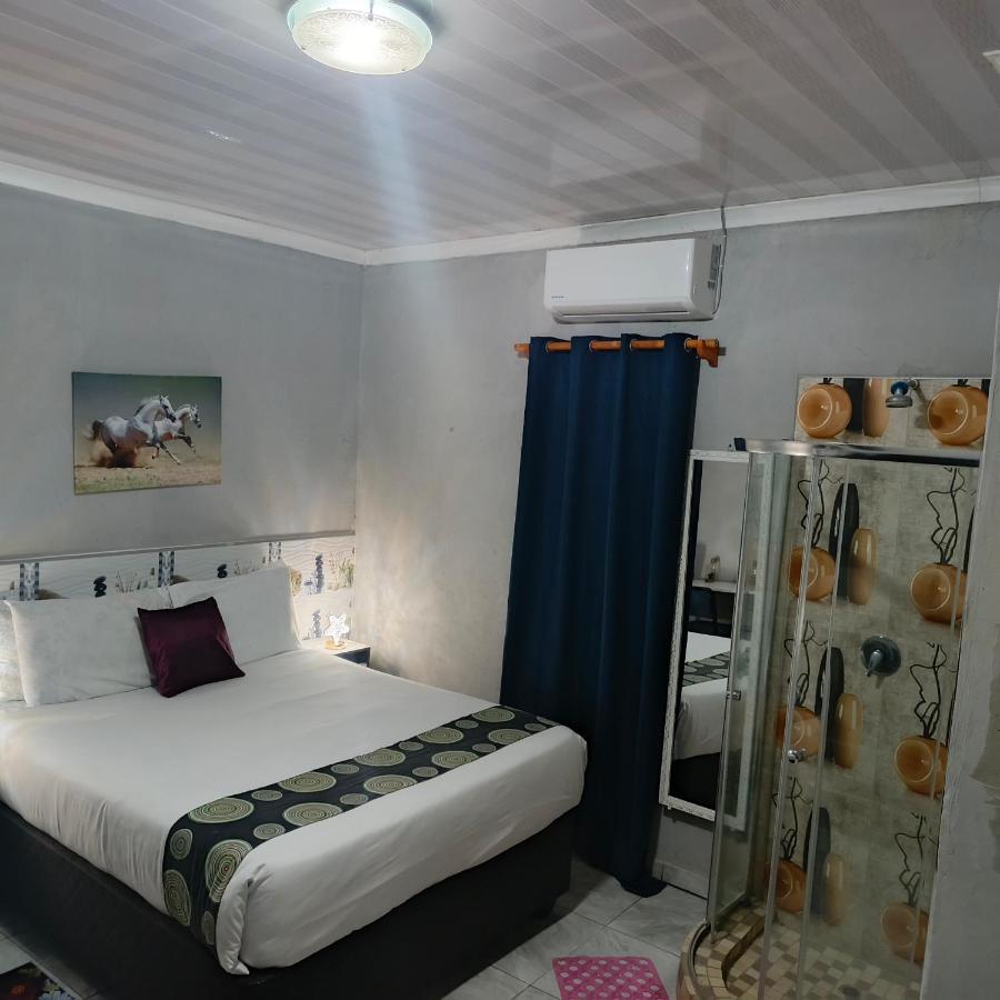 Aroundcorner Guesthouse - Bed and Breakfast Maun
