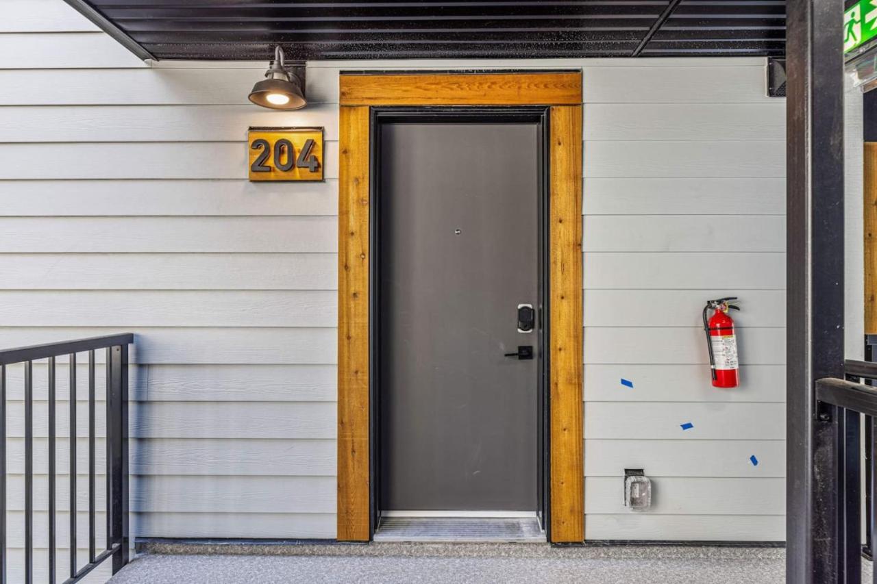 Newly Built 2BR and 2BA MtnView Retreat in DT Canmore - B&B Canmore