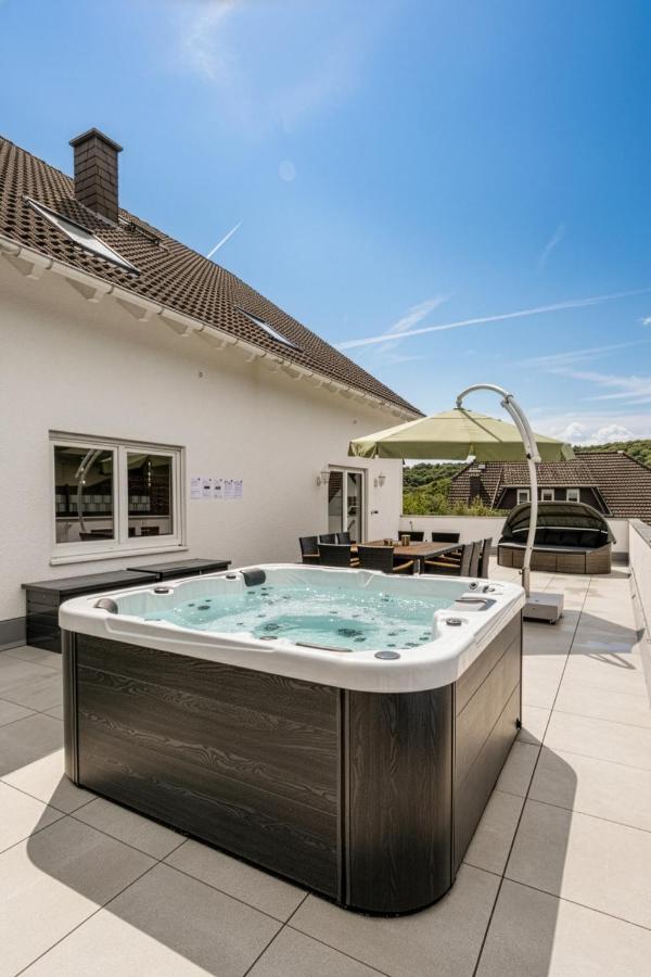 Kleeoase - Luxus Apartment- Jacuzzi - Dachterrasse - Kochinsel - kostenlose Parkplätze - See in 10 min - Chambres d'hôtes Greifenstein