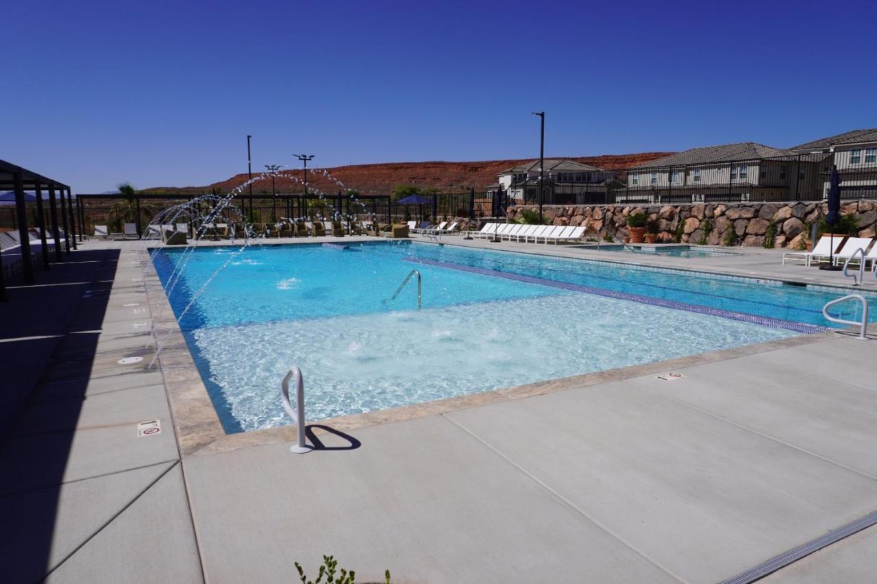 Desert Retreat with Fire Pit, Pool, and Hot tub - B&B Washington