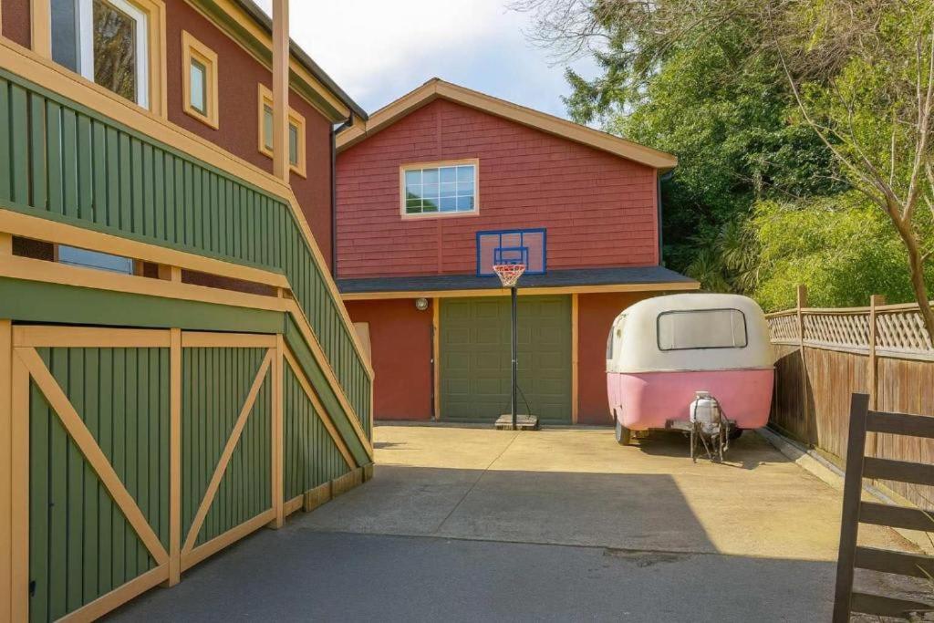 Melrose Place Poolside Hideaway Basement Suite Sleeps 6 plus - B&B Victoria