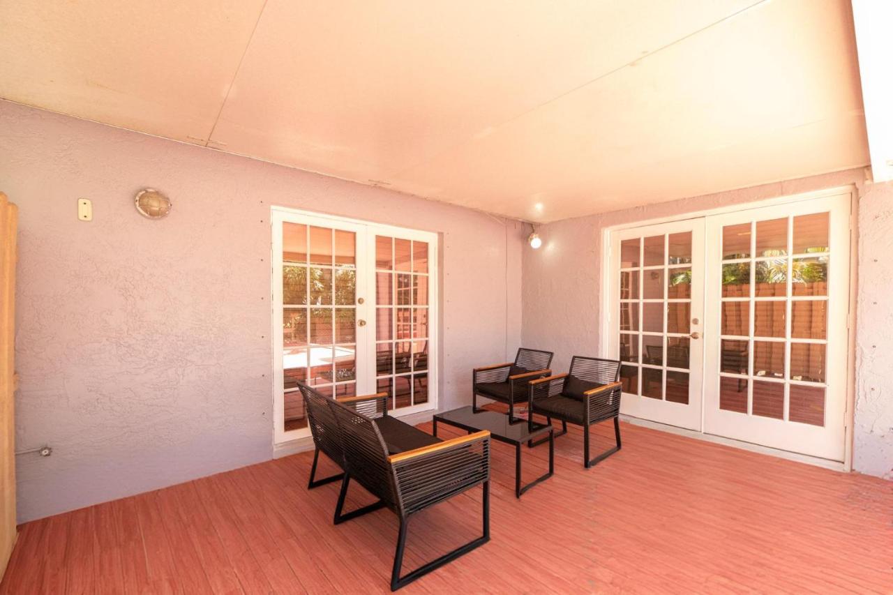 4BR Lakeview vacation home with 5beds, sleeps 10, Game Room, Mins to Sawgrass Mills - Chambres d'hôtes Sunrise