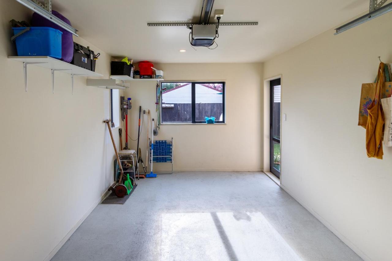 3 Bedroom Home With Garage & Extra Car Park - B&B Christchurch