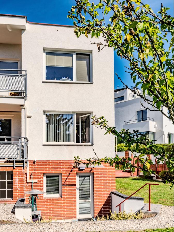 Modern Apartment with Terrace -15 min to Airport, Free On-Site Parking - Bed and Breakfast Praag