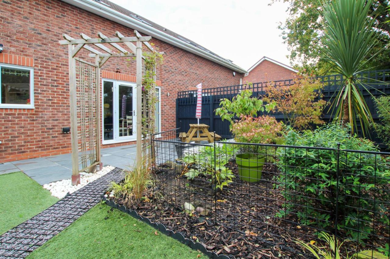 Spacious 4-Bed Home with Parking in Ness Village by Rework Accommodation - B&B Neston