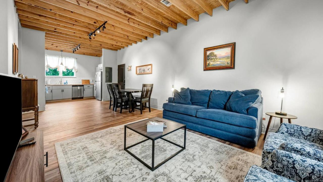 5-Star 2BR: Comfy, SuperHost Hospitality - B&B Bryan