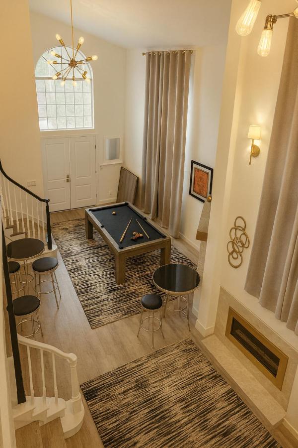 Sunny Santa Monica House - Hot Tub, Game Room, BBQ, Projector - Bed and Breakfast Los Angeles