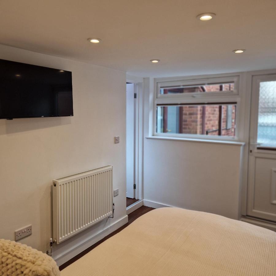 Welcoming ensuite bedroom - B&B Wolverhampton