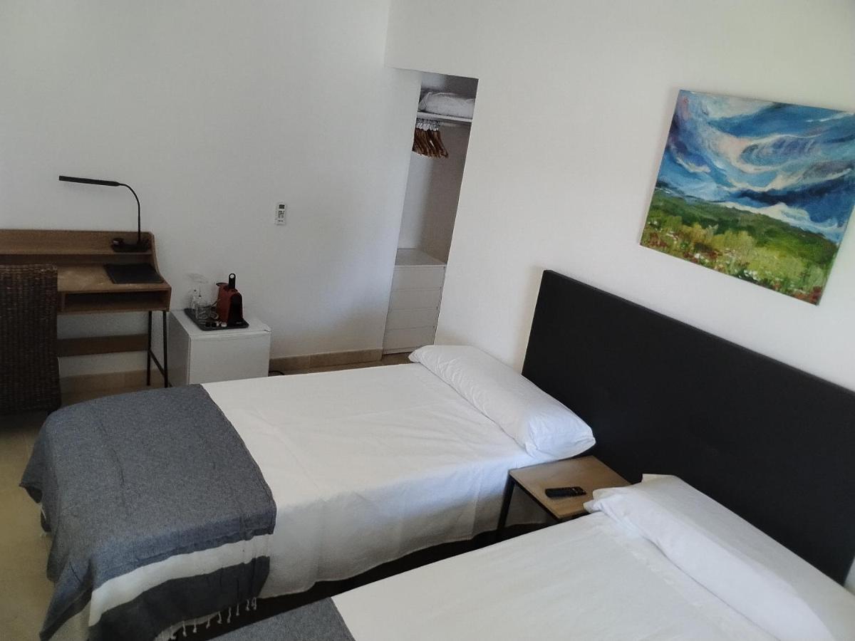 Zimmer mit Queensize-Bett und Gartenblick