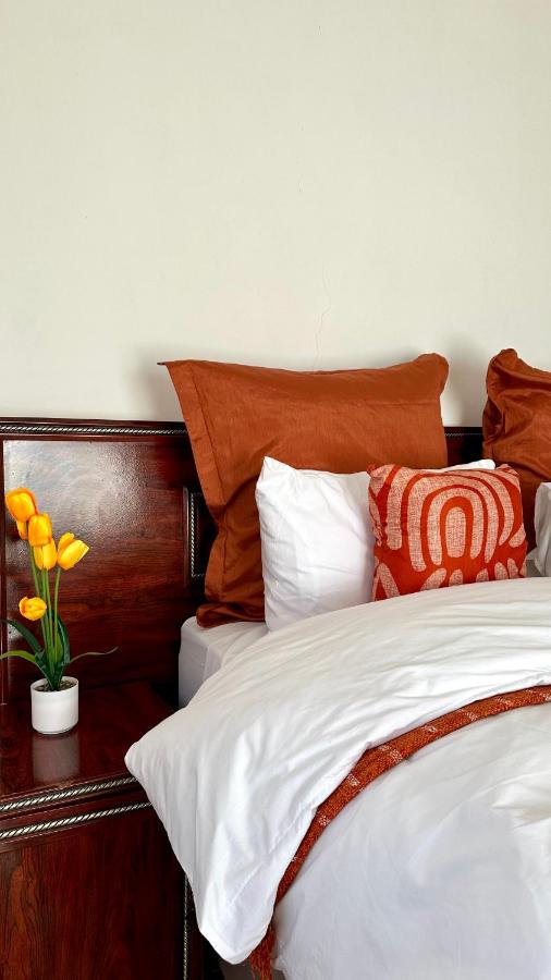 Zimmer mit Queensize-Bett und Balkon